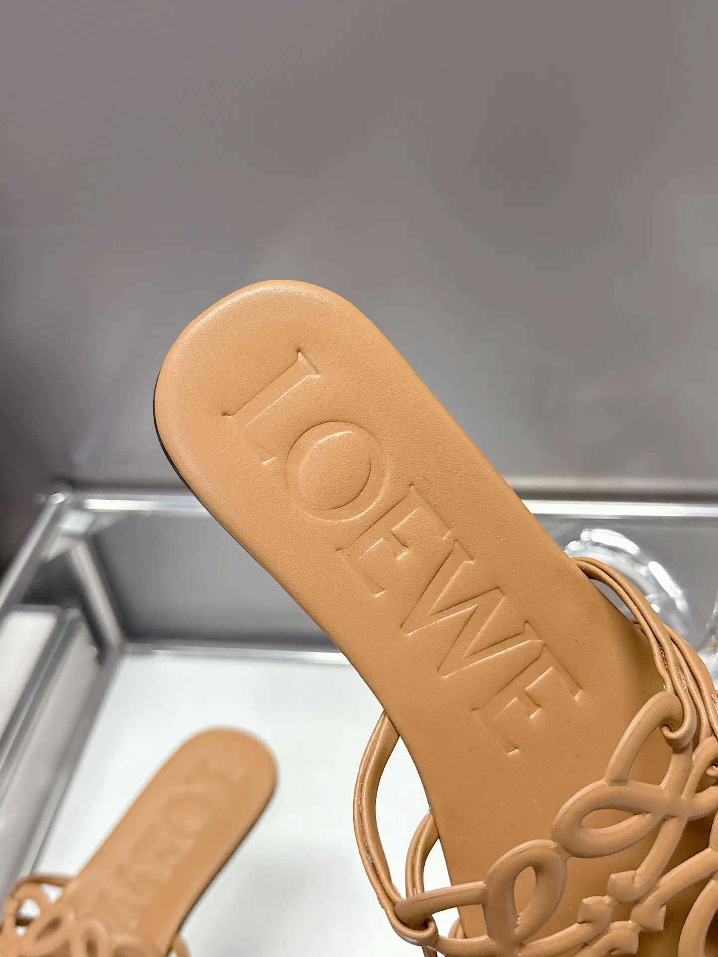 👟👟Ex-factory price 460👟👟 Leather injection molded non-slip outsole. Code number 35-40! LOEWE 25ss new slippers for spring and summer, the crazy simple design feels cleaner and more elegant, which will make you miss it. The color is also very attractive and beautiful, and the moment you put it on your feet, you are full of temperament and aura, you are simply invincible, handsome and stylish!